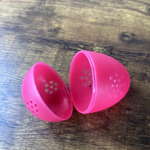 Red Egg-Shaped Makeup Sponge Container - Picture 2 of 4
